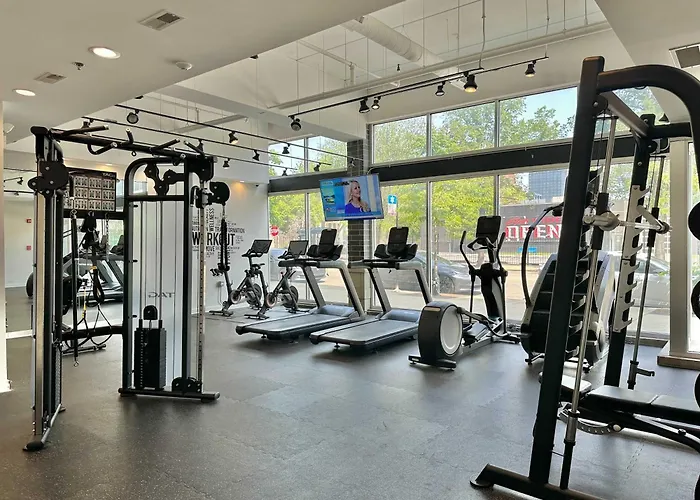 Balcony Gym 1 Garage Parking Sleeps 12 Apartment Chicago