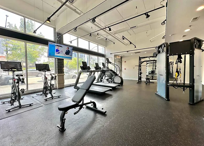 Balcony Gym 1 Garage Parking Sleeps 12 Apartment Chicago